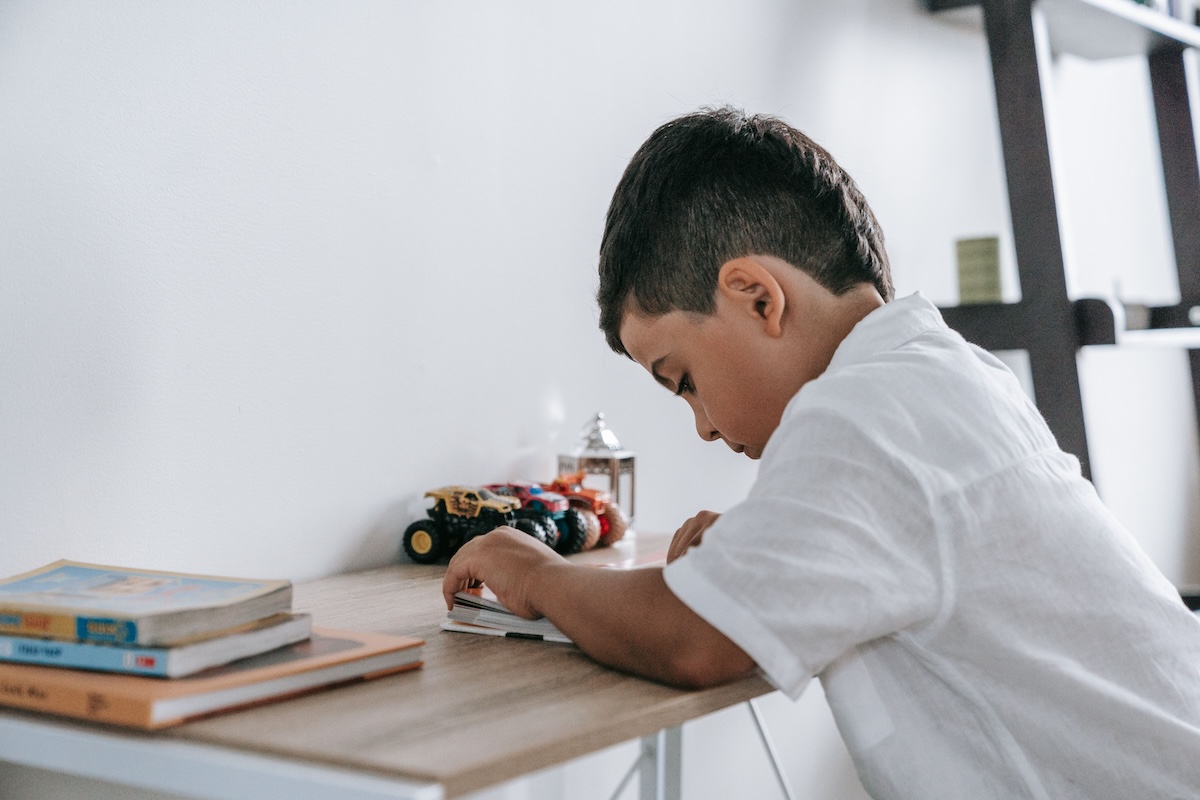 École à la maison : mythes, réalités et rôle de l'orthopédagogue
